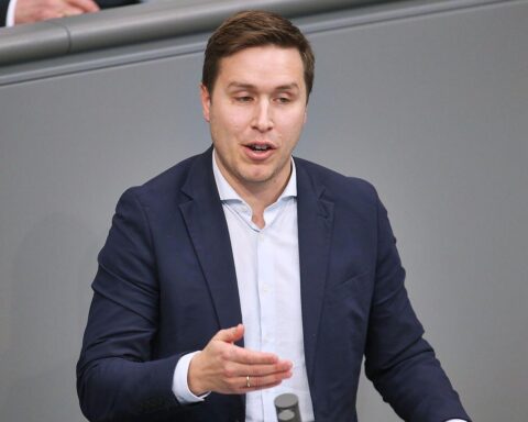 Esra Limbacher fordert Entlastung wegen hoher Spritpreise: Entscheidungen statt Durchhalteparolen nötig.