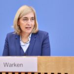 Politikerin Dagmar Schmidt diskutiert Gesundheitsreform, betont Balance zwischen Einsparungen und Versichertenschutz.