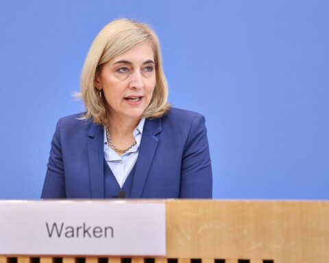 Politikerin Dagmar Schmidt diskutiert Gesundheitsreform, betont Balance zwischen Einsparungen und Versichertenschutz.