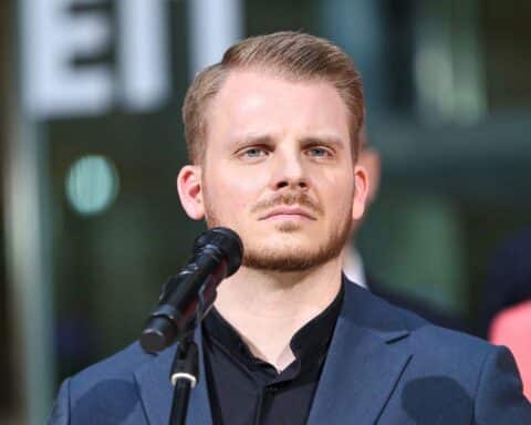 Tim Klüssendorf fordert Preisobergrenzen und Maßnahmen gegen hohe Spritpreise aufgrund des Iran-Kriegs.