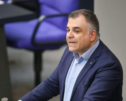 Christos Pantazis spricht über Gesundheitsreform und Effizienz der Krankenkassenstruktur in Deutschland.