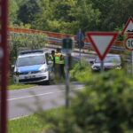 Verkehrskontrolle an der deutschen Grenze, Beamte im Einsatz, potenzielle Sicherheitsmaßnahmen sichtbar.