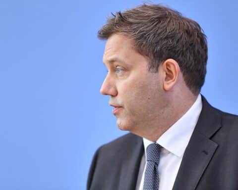Lars Klingbeil diskutiert Haushaltskonsolidierung; Ines Zenke fordert konkrete Maßnahmen zur Einsparung.