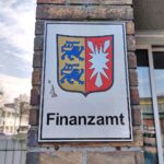 Finanzamt in Berlin mit Menschen, die über Steuerreform und Ehegattensplitting diskutieren.