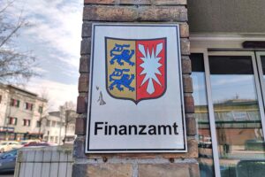 Finanzamt in Berlin mit Menschen, die über Steuerreform und Ehegattensplitting diskutieren.
