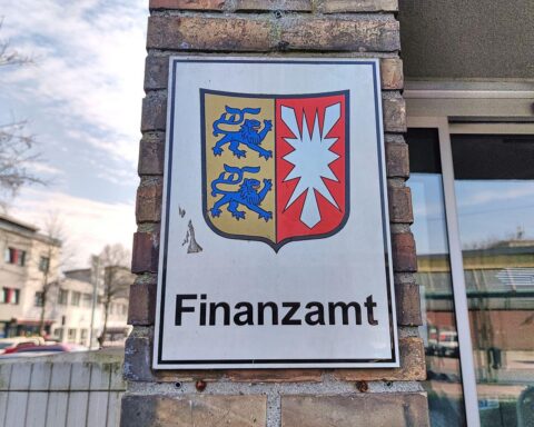 Finanzamt in Berlin mit Menschen, die über Steuerreform und Ehegattensplitting diskutieren.