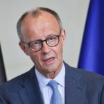 Friedrich Merz diskutiert Reformen; SPD-Generalsekretär Klüssendorf kritisiert Rentenaussagen des Kanzlers.