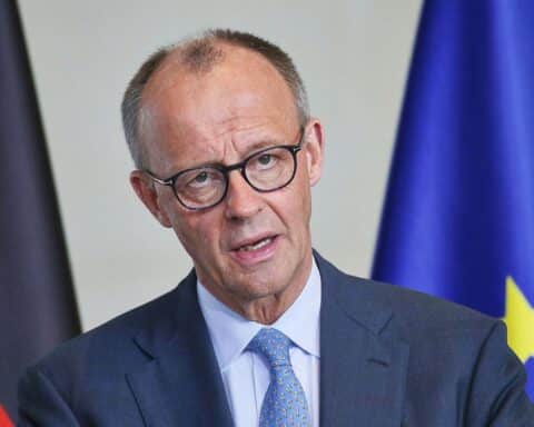Friedrich Merz diskutiert Reformen; SPD-Generalsekretär Klüssendorf kritisiert Rentenaussagen des Kanzlers.
