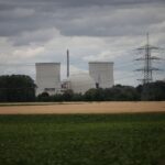 Atomkraftwerk mit klaren Gegenargumenten zur Reaktivierung, Fokus auf erneuerbare Energien sichtbar.