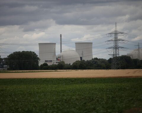 Atomkraftwerk mit klaren Gegenargumenten zur Reaktivierung, Fokus auf erneuerbare Energien sichtbar.