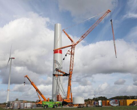 Windrad im Bau, symbolisiert den Fortschritt der deutschen Energiewende und erneuerbaren Energien.