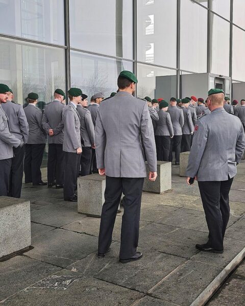 Bundeswehr-Soldaten in Bereitschaft, Symbol für politische Entscheidungen zur Sicherheit in Konfliktgebieten.