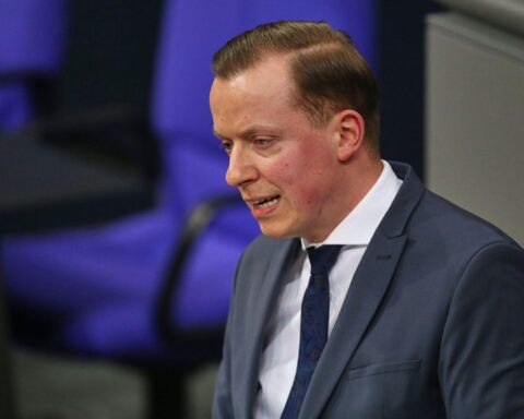 Adis Ahmetovic diskutiert völkerrechtliche Aspekte der US-Militärbasen in Deutschland bezüglich Iran-Konflikt.