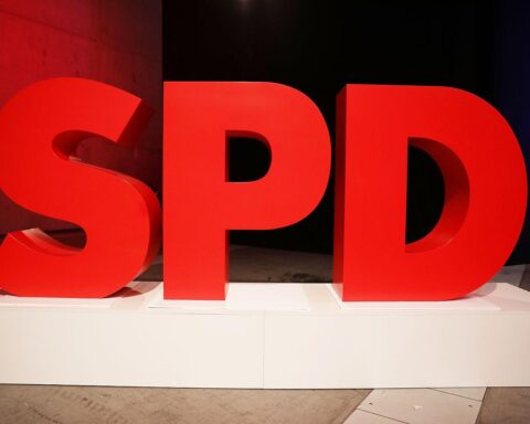 SPD-Logo mit Isabel Cademartori und Robin Mesarosch, symbolisiert Neuanfang und Erneuerung der Partei.