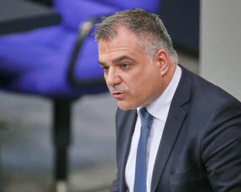 Christos Pantazis unterstützt Reformen zur Reduzierung der Krankenkassen in Deutschland.