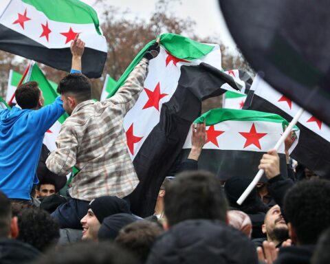 Syrische Flüchtlinge feiern in Deutschland; Diskussion über Erkundungsreisen in die Heimat entfacht.