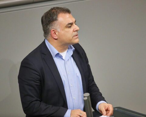 Christos Pantazis diskutiert die Reform der gesetzlichen Krankenversicherung in einem Interview.