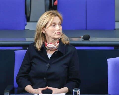 Karin Prien diskutiert Bildungsfragen, während die SPD Vorwürfe über Demokratieprogramm erhebt.