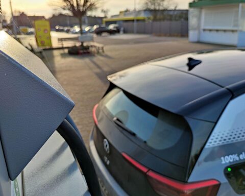 E-Auto-Ladestation mit innovativer KI-Technologie zur Überwachung der Elektromotor-Temperatur.