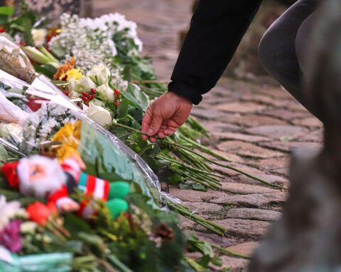 Psychosoziale Unterstützung nach Anschlägen: Ehrenamtliche und Fachpersonal helfen Betroffenen und Angehörigen.
