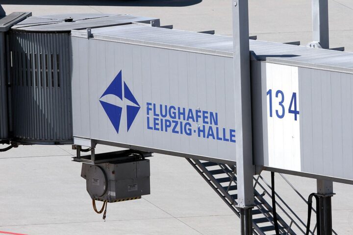 Charterflugzeug am Flughafen Leipzig/Halle für Rückführung nach Georgien, ausreisepflichtige Personen im Fokus.