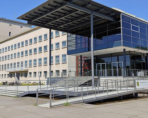 Sächsischer Landtag: Modernisierung der Verwaltung, digitale Innovationen und personelle Anpassungen für Zukunft.