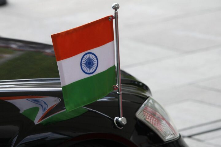 Indische und sächsische Flaggen, symbolisierend Kooperation und wirtschaftlichen Austausch zwischen Tamil Nadu und Sachsen.