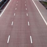 Autobahnunfall mit Lkw und Kleinwagen, Rettungskräfte vor Ort, Verkehr beeinträchtigt.