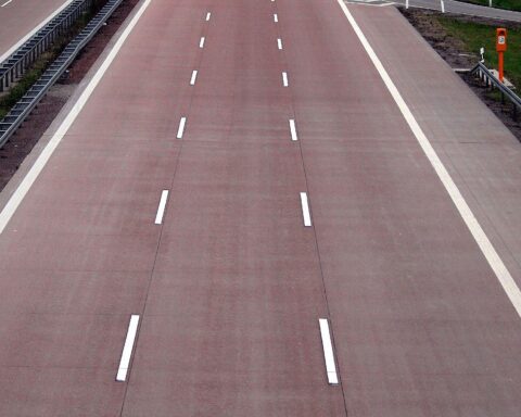 Autobahnunfall mit Lkw und Kleinwagen, Rettungskräfte vor Ort, Verkehr beeinträchtigt.
