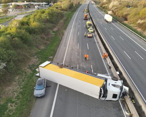 Sattelzug blockiert Autobahn 7 nach Unfall; umfangreiche Bergungsarbeiten und Verkehrssperrung.