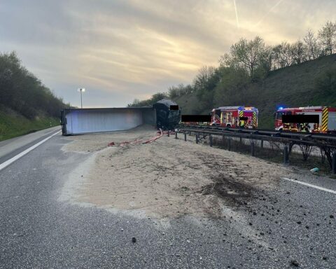 Umgekippter Sattelzug auf Autobahn 38 verursacht Verkehrsbehinderungen und Teilsperrungen.