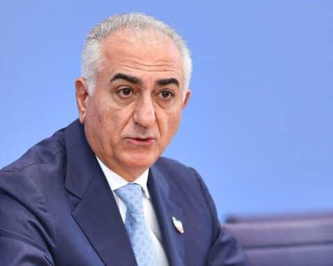 Reza Pahlavi wird in Berlin von einem Mann mit einer Tomate beworfen.