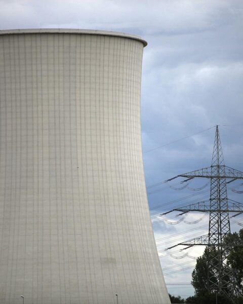 Atomkraftwerk unter blauen Himmel; Mahnung zur Energiewende und Erinnerung an Tschernobyl-Katastrophe.