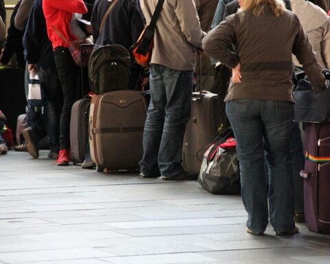 Digitaler Check-in am Flughafen: Reisende sparen Zeit, weniger Wartezeiten, effiziente Abfertigung.