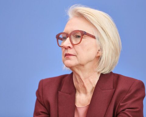 Monika Schnitzer analysiert Wirtschaftsentwicklungen und Auswirkungen des Iran-Kriegs auf Tankstellenpreise.