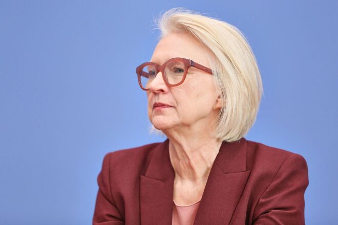 Schnitzer rechnet mit niedrigeren Spritpreisen in einigen Tagen