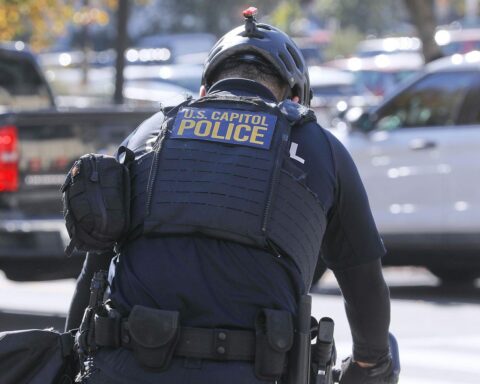 Polizei und Sicherheitskräfte reagieren auf Schüsse beim Korrespondentendinner in Washington, Chaos bricht aus.