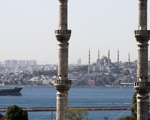 Schusswechsel vor israelischem Konsulat in Istanbul, Verletzte, bewaffnete Angreifer.