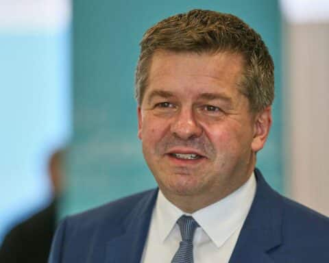 Sven Schulze spricht zur Spritpreiskrise; Dringlichkeit von schnellen Entscheidungen der Regierung betont.