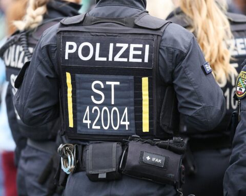 Motorradunfall auf Landstraße mit Polizei, Rettungshubschrauber und gesperrter Straße.