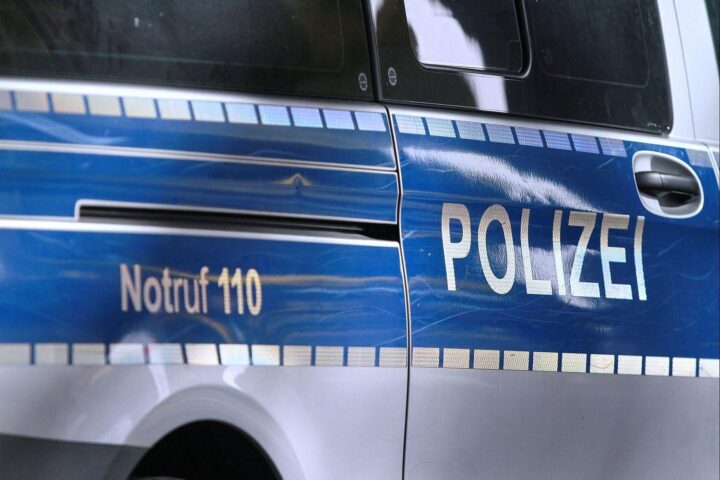 Schwer verletzter Mann auf dem Boden, Polizei und Rettungsdienst im Einsatz.