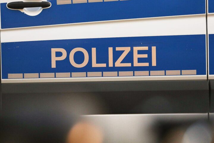 Polizei untersucht Baustellenunfall, schwer verletzter Mann wird ins Krankenhaus gebracht.