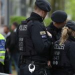 Motorradunfall mit schwer verletzt Fahrer, Polizei und Rettungswagen am Einsatzort.