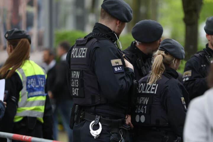 Motorradunfall mit schwer verletzt Fahrer, Polizei und Rettungswagen am Einsatzort.