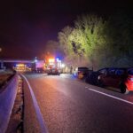 Unfallstelle auf Autobahn, Feuerwehr leuchtet Einsatzort aus, Rettungsmaßnahmen und Suche im Gange.