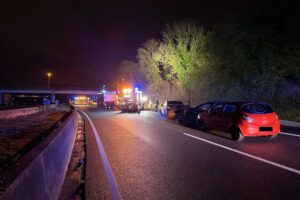 Unfallstelle auf Autobahn, Feuerwehr leuchtet Einsatzort aus, Rettungsmaßnahmen und Suche im Gange.