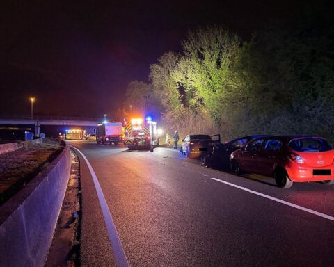 Unfallstelle auf Autobahn, Feuerwehr leuchtet Einsatzort aus, Rettungsmaßnahmen und Suche im Gange.