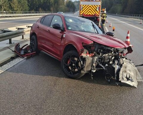 Schwerer Autobahnunfall: Fahrzeug in Schleudern, Fahrer verletzt, Reparaturen und Geschwindigkeitskontrollen erforderlich.
