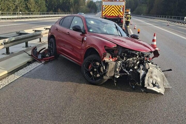 Schwerer Autobahnunfall: Fahrzeug in Schleudern, Fahrer verletzt, Reparaturen und Geschwindigkeitskontrollen erforderlich.