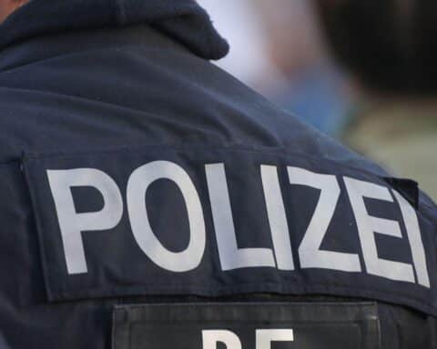 Schwerer Verkehrsunfall auf Bundesstraße 27 mit Verletzten und Polizei im Einsatz.